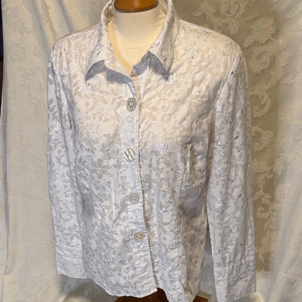 Embroidered pattern large button long sleeve blouse